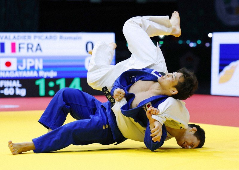 apan's Ryuju Nagayama, top, and France's Romain Valadier Picard compete in the men's 60-kilogram final at the world judo championships in Budapest on June 13, 2025. (Kyodo)