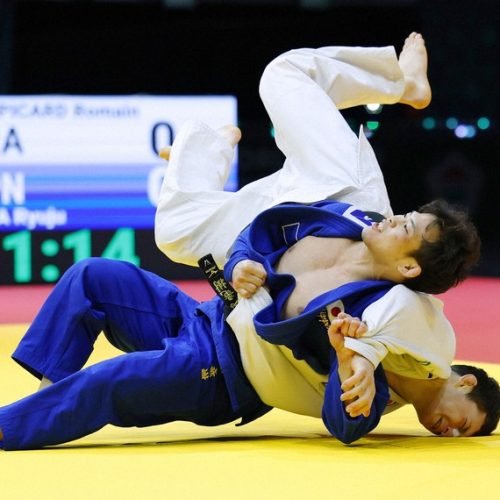 apan's Ryuju Nagayama, top, and France's Romain Valadier Picard compete in the men's 60-kilogram final at the world judo championships in Budapest on June 13, 2025. (Kyodo)