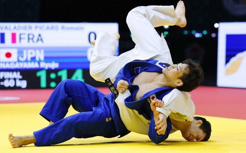 apan's Ryuju Nagayama, top, and France's Romain Valadier Picard compete in the men's 60-kilogram final at the world judo championships in Budapest on June 13, 2025. (Kyodo)