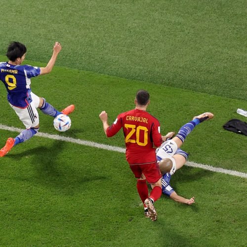 DOHA, QATAR - DECEMBER 01:  Kaoru Mitoma of Japan passes the ball to Ao Tanakaof Japan to score the team's second goal during the FIFA World Cup Qatar 2022 Group E match between Japan and Spain at Khalifa International Stadium on December 01, 2022 in Doha, Qatar. (Photo by Elsa/Getty Images)(Photo by Elsa/Getty Images)