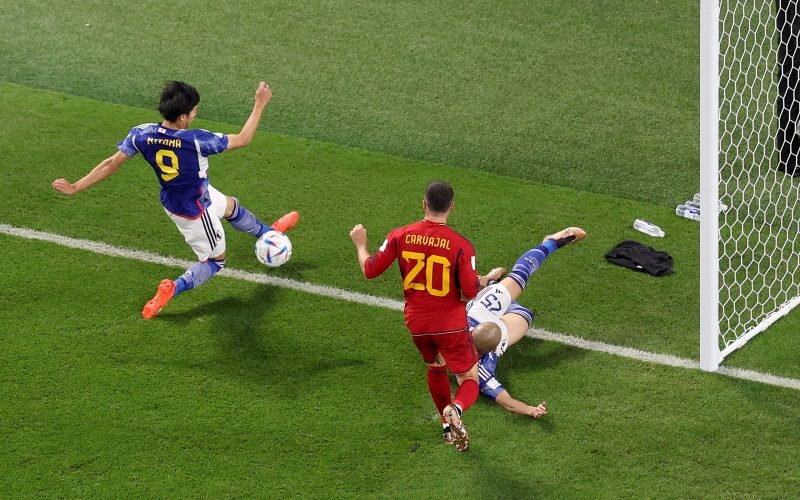 DOHA, QATAR - DECEMBER 01:  Kaoru Mitoma of Japan passes the ball to Ao Tanakaof Japan to score the team's second goal during the FIFA World Cup Qatar 2022 Group E match between Japan and Spain at Khalifa International Stadium on December 01, 2022 in Doha, Qatar. (Photo by Elsa/Getty Images)(Photo by Elsa/Getty Images)