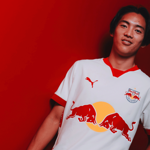 Sota Kitano posa para fotos com a camisa do RB Saulzburg